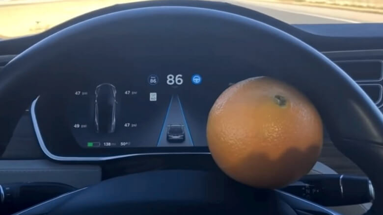 Автопілот Tesla обдурили за допомогою апельсина (не варто цього повторювати)