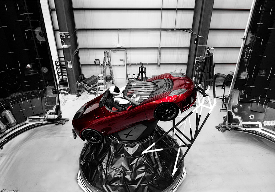 Ілон Маск показав космонавта, який полетить на Марс в Tesla Roadster 