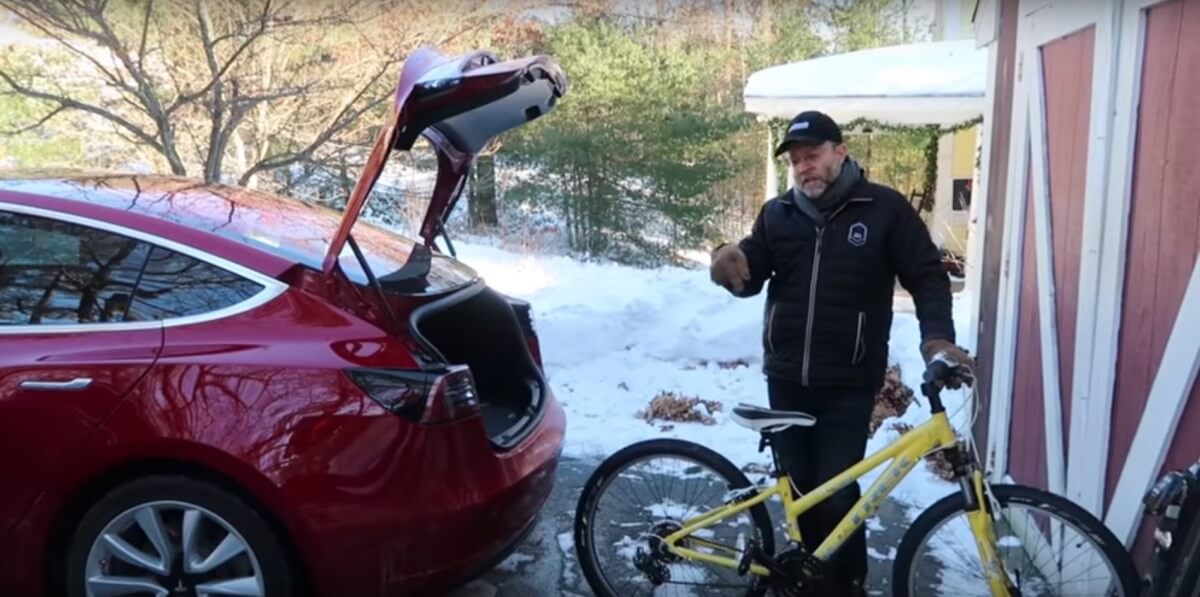 Чи влізе велосипед в багажник Tesla Model 3? (відео)