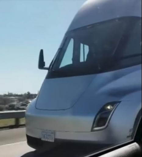 Відео: Tesla Semi з легкістю обганяє легковик