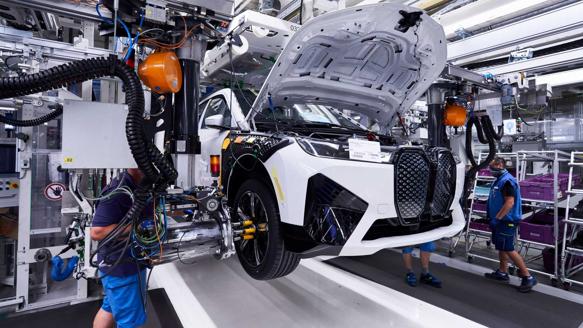 BMW збирається на третину здешевити батареї, незважаючи на зростання цін на сировину