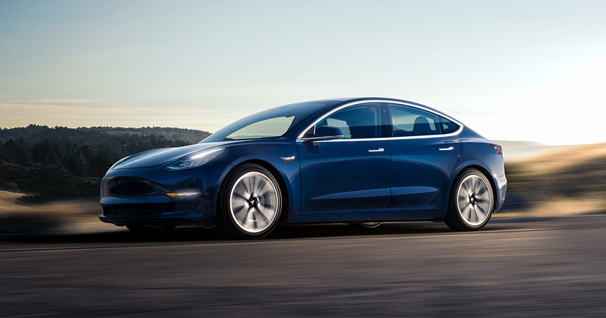 Повнопривідна Tesla Model 3 виїхала на дороги