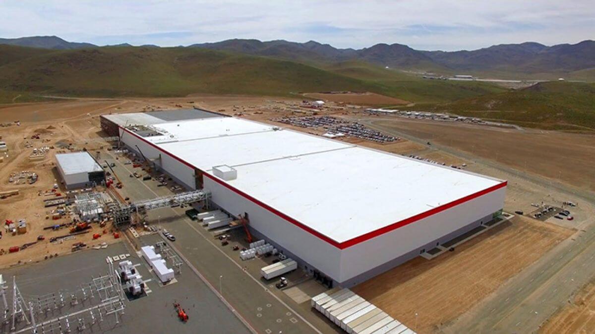 Tesla будує найбільшу у світі сонячну станцію на даху - її отримає Гігафабрика