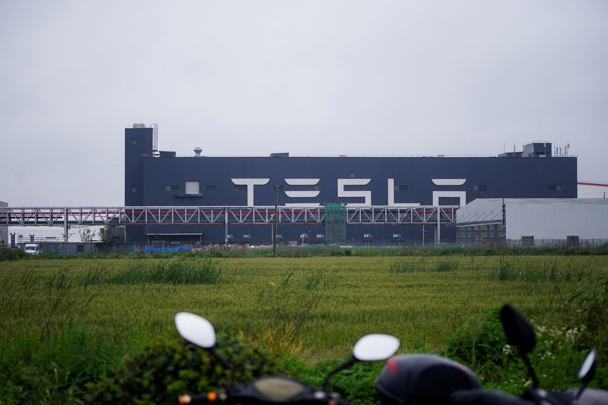Tesla призупинить випуск автомобілів у Китаї на пів місяця