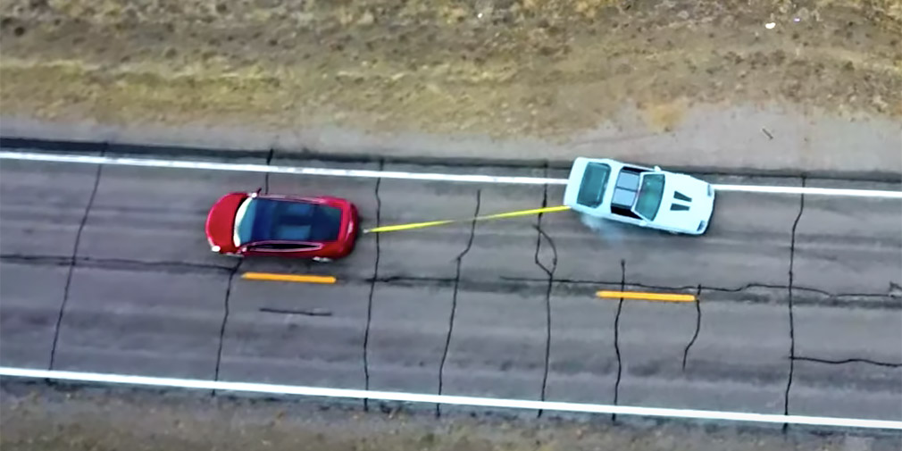 Дуель: Tesla Model X тягне канат з Chevrolet Camaro (відео)