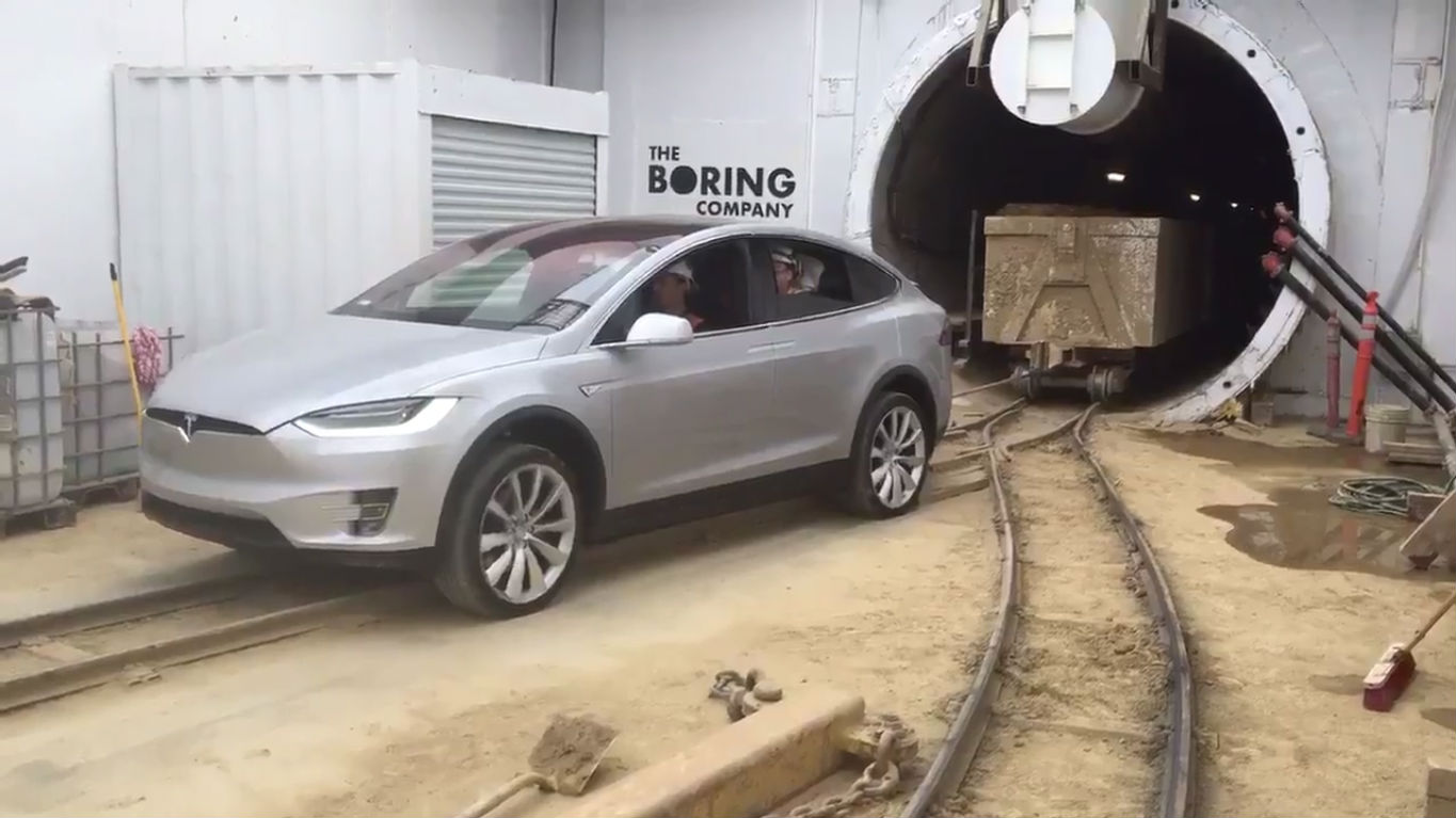 Tesla Model X використали як локомотив