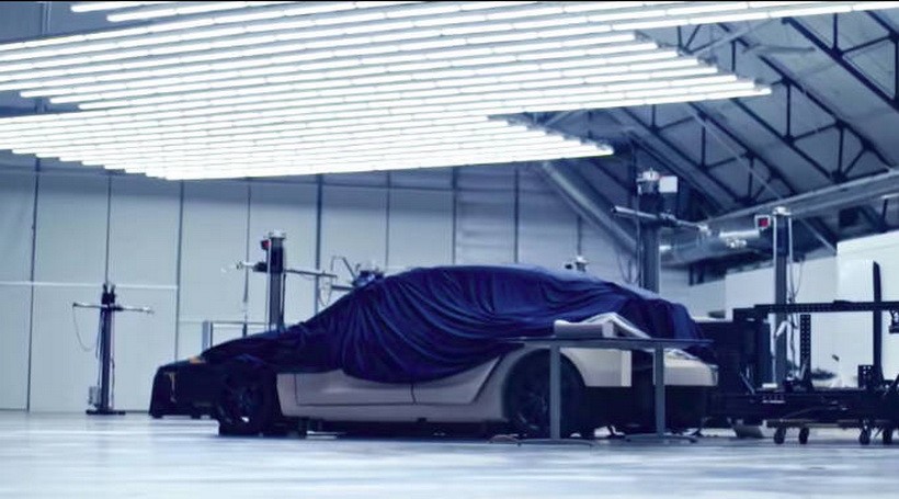 Нове відео Tesla: загадковий автомобіль під покривалом