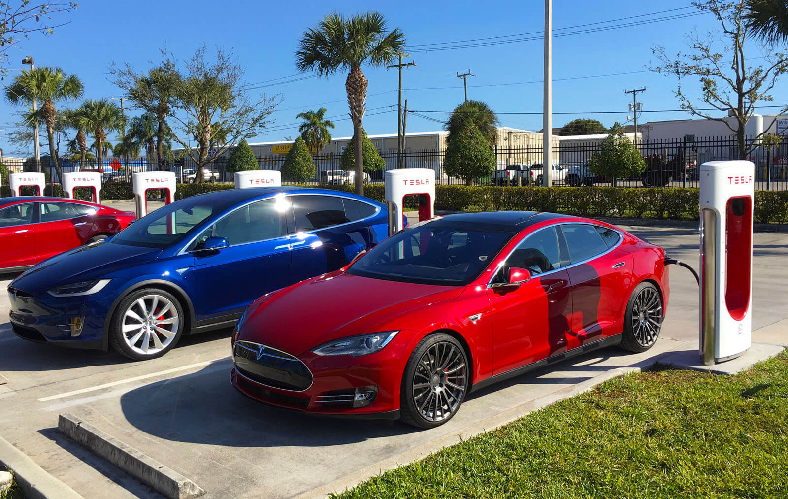 Tesla відмовилася від батареї 90 кВтгод  та змінила назву для моделей 75, 100D  ТА P100D