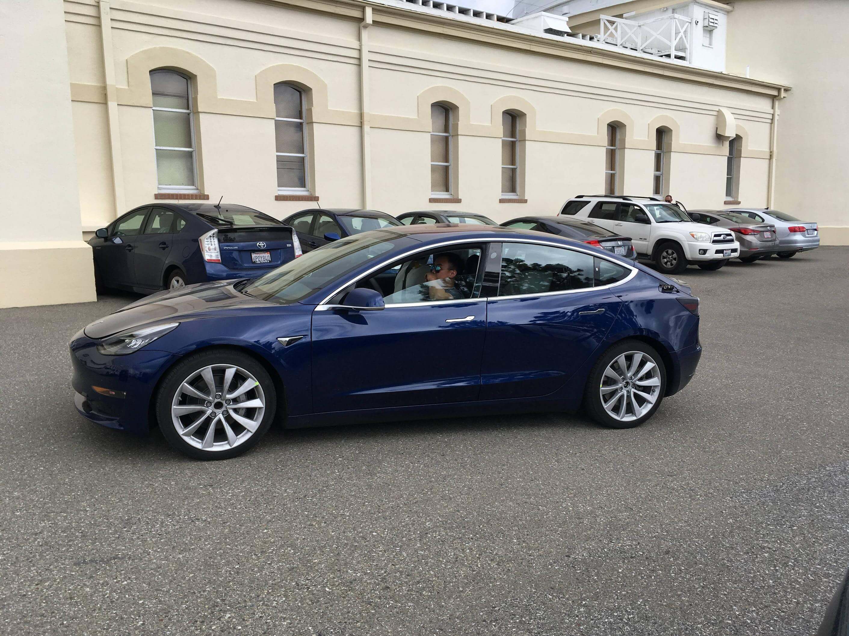 Салон Tesla Model 3: повний мінімалізм