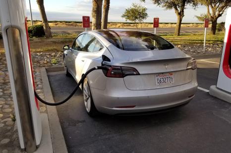Tesla значно збільшить кількість зарядних станцій в зв’язку з виходом Model 3