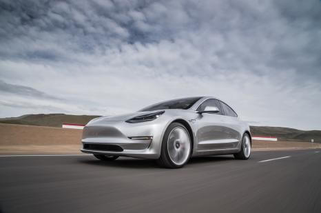 Tesla Model 3: кількість предзамовлень неухильно зростає