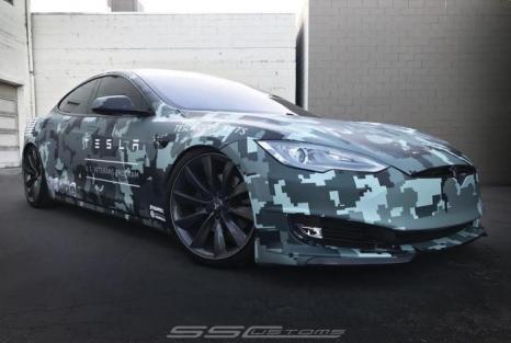 Tesla Model S одягнули в цифровий камуфляж