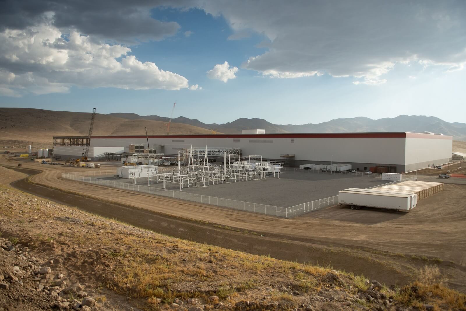 Плани Tesla: ще дві-три Gigafactory в США