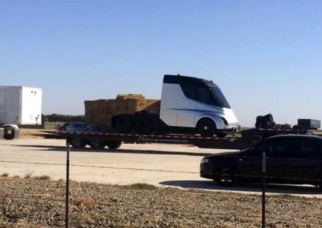 Можливо, перше живе фото вантажівки Tesla
