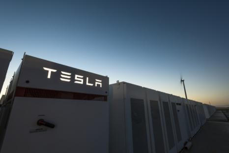 Будівництво найбільшої батареї від Tesla завершене наполовину