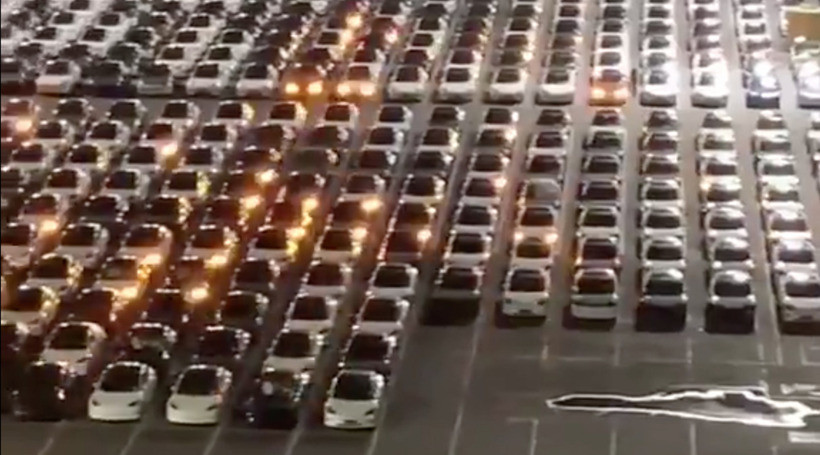 Синхронне оновлення “прошивки” на сотнях Tesla зняли на відео. Виглядає як світлове шоу