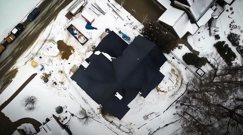 Відео: дах із сонячними панелями Tesla самостійно очищається від снігу