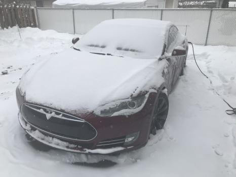 Електрокари Tesla підготують до зимових умов
