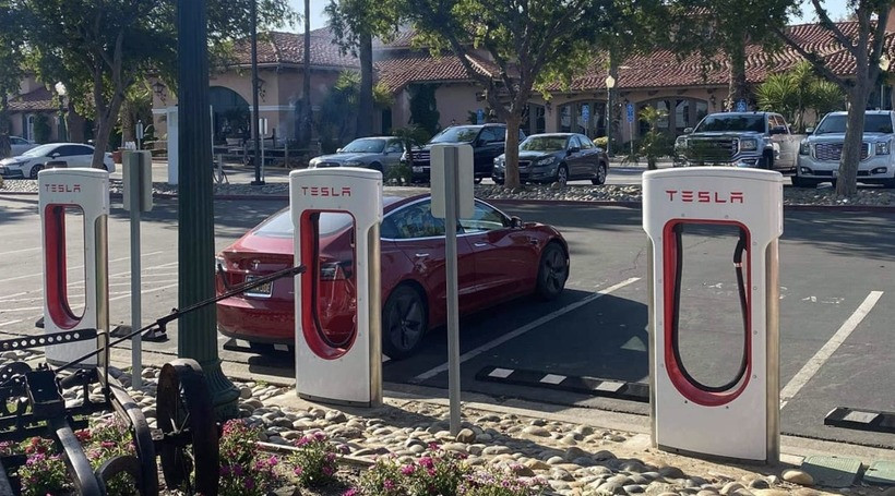 Tesla будує найбільшу у світі станцію Tesla Supercharger: на ній буде 100 зарядних точок