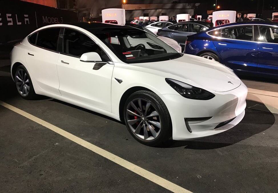 Tesla Model 3 здивувала ветерана BMW
