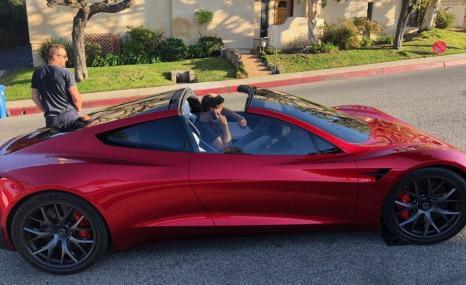 Новий Tesla Roadster: перші живі фото з доріг