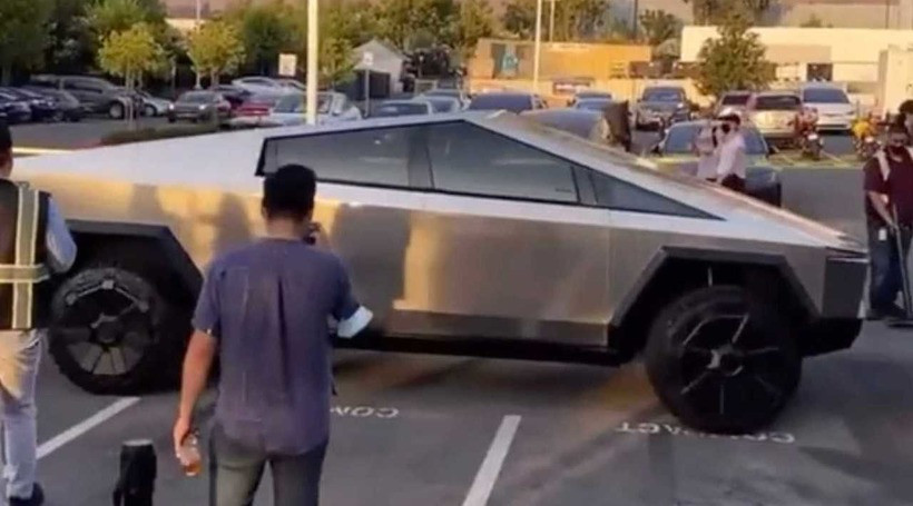 Прототип Tesla Cybertruck помітили на вулиці