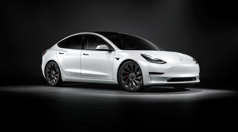 Tesla Model 3 ледь не стала найпопулярнішим автомобілем в Німеччині. Вона майже наздогнала VW Golf