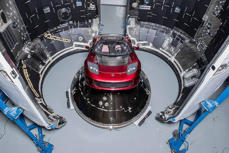 Ілон Маск визначив дату відправки Tesla Roadster на Марс