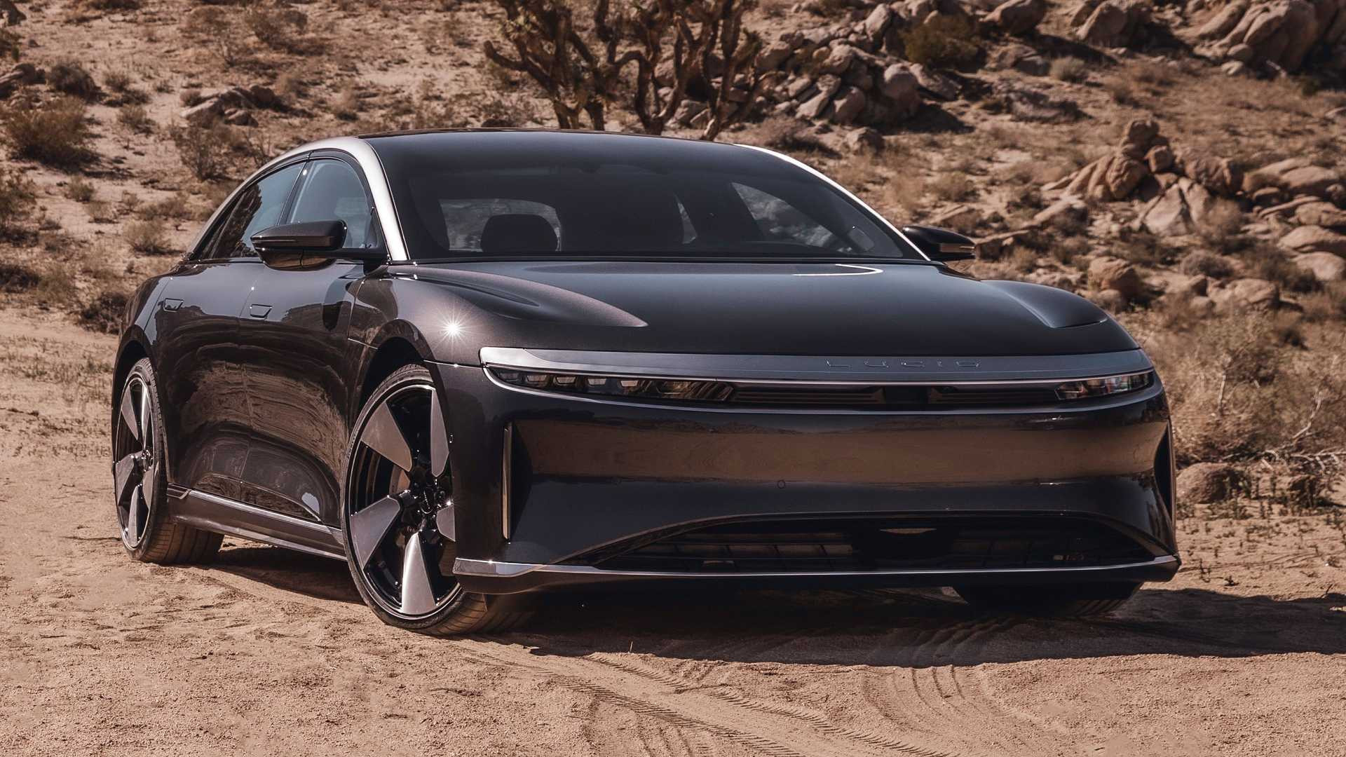 Електроседан Lucid Air виходить у продаж у нових версіях