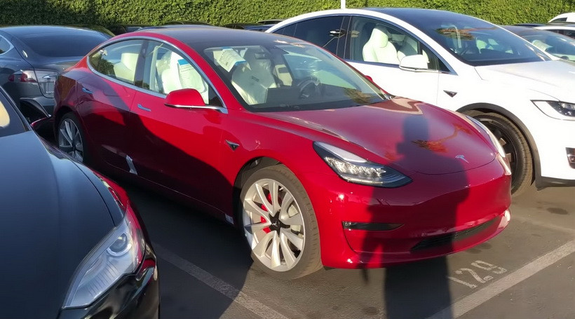 Заряджену Tesla Model 3 зняли на фото та відео