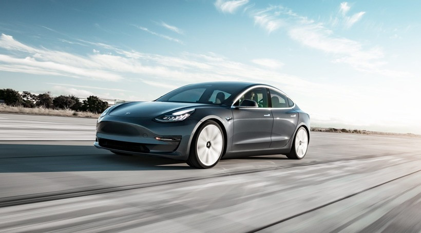 У Tesla Model 3 трохи збільшили запас ходу та потужність
