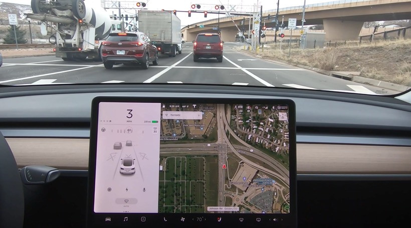 Відео: як автомобілі Tesla самостійно проїжджатимуть світлофори